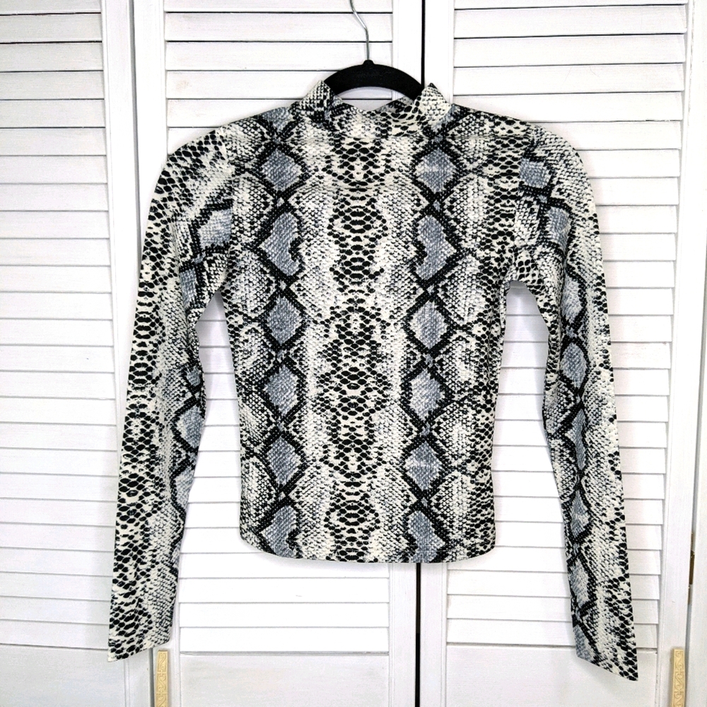 BLUSH MARK Snake print long sleeve mock neck top
